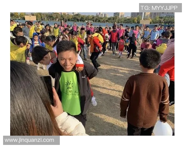 彩铅描绘的足球明星背影展现运动之美与激情的完美结合 彩铅描绘的足球明星背影展现运动之美与激情的完美结合