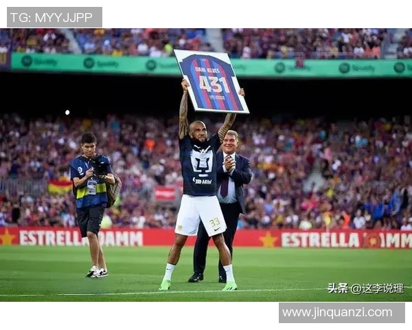 球迷感动跪地拥抱足球明星展现无尽热爱与崇拜之情 球迷感动跪地拥抱足球明星展现无尽热爱与崇拜之情